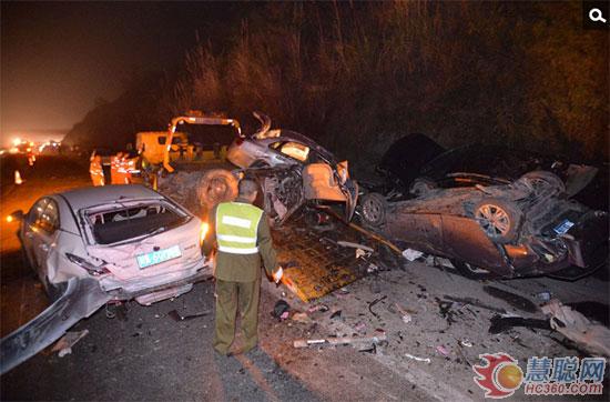 失控大罐车追撞18辆小车致8死26伤现场惨烈 吊车救援现场