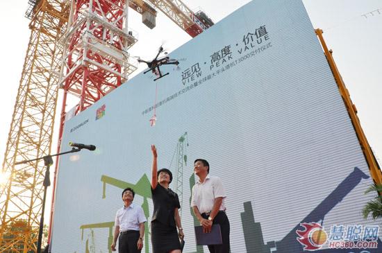 È«Çò×î´óƽͷËþ»úT3000¶¨Öƽ»¸¶ÒÇʽÔÚÖÐÁªÖؿƳ£µÂ¹¤ÒµÔ°Â¡ÖؾÙÐÐ